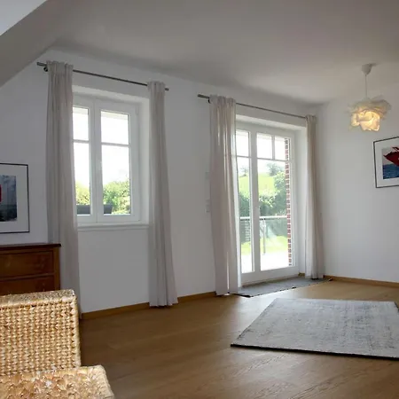 Wassernahes Mit Meerblick Und Schwimmbadnutzung In Sellin - Rohrweihe *