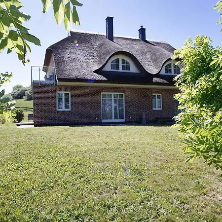Wassernahes Mit Meerblick Und Schwimmbadnutzung In Sellin - Rohrweihe *
